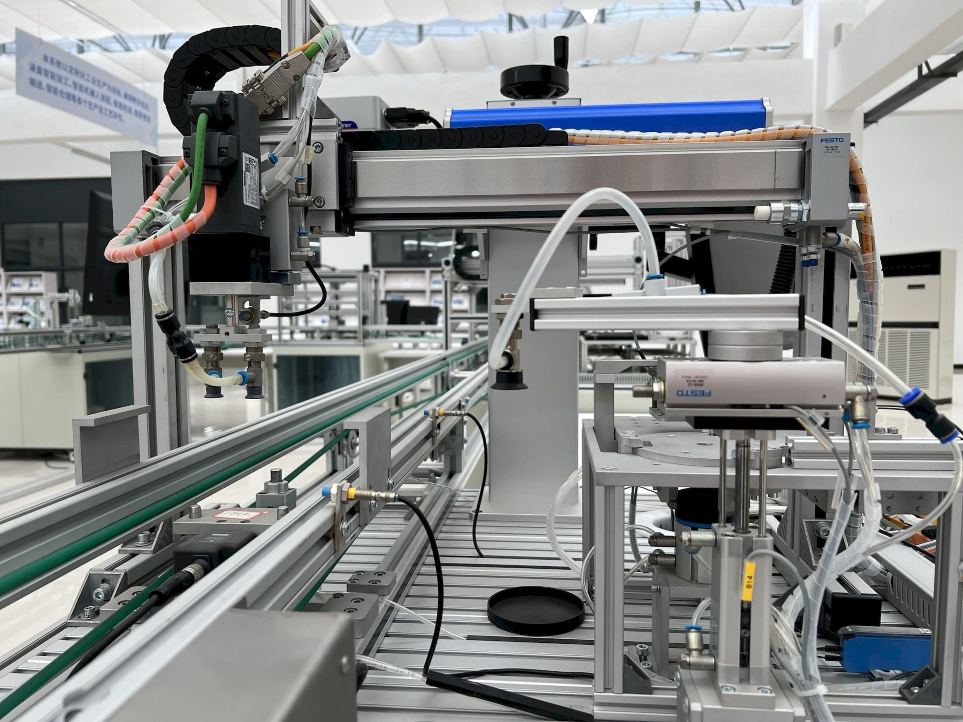 Gros plan sur des machines d'automatisation modernes dans un contexte industriel.