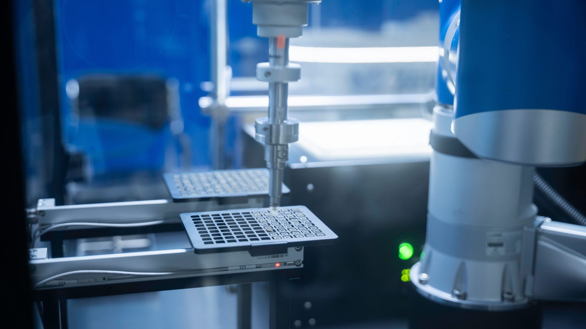 Gros plan sur un bras robotisé automatisant avec précision les processus de laboratoire.