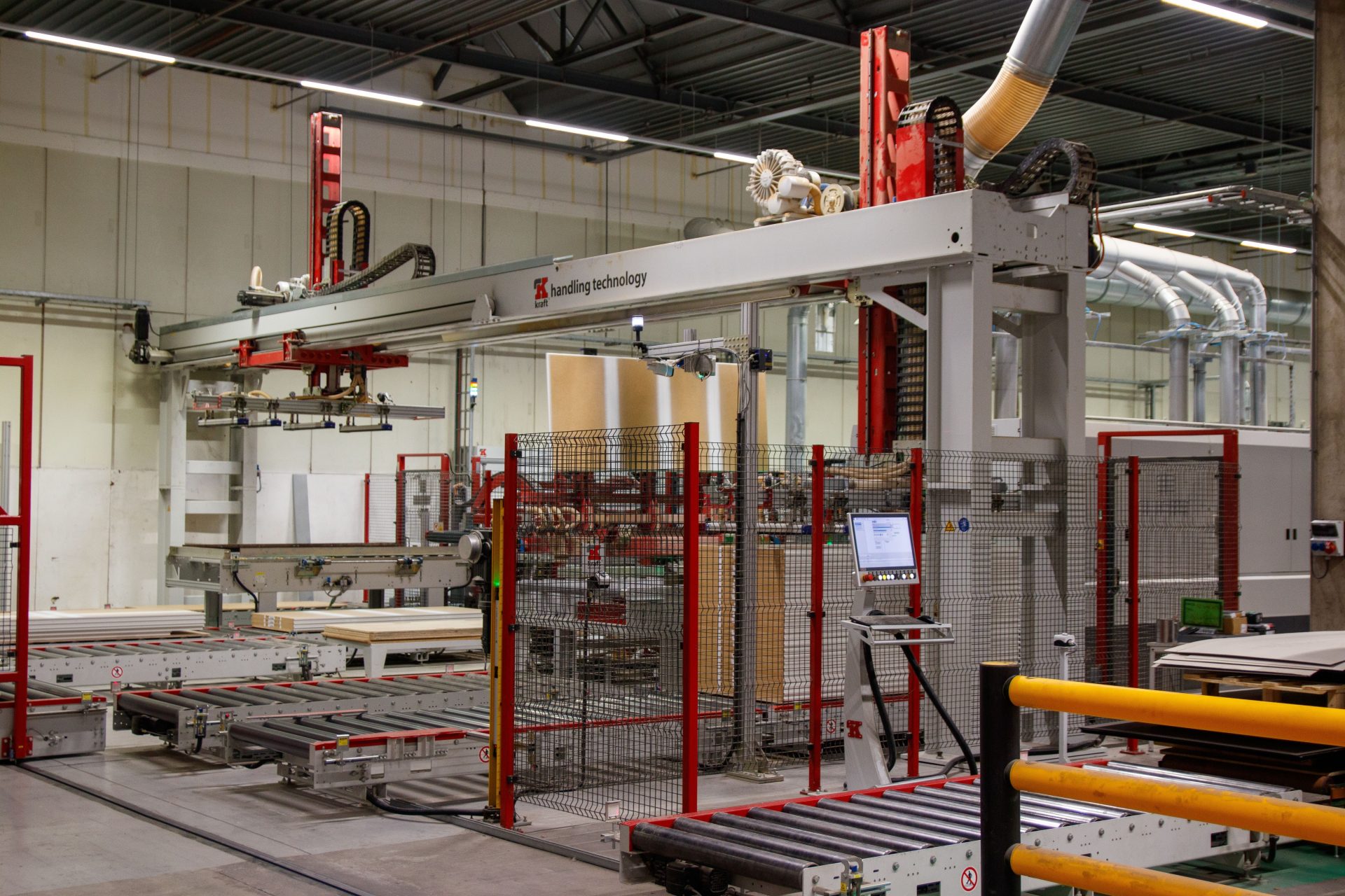 Machines industrielles avec bras robotisé dans une usine de fabrication moderne.