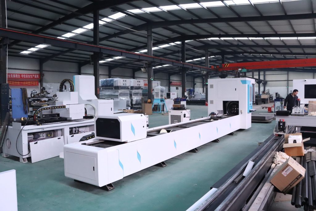 L'intérieur d'une usine industrielle présentant des machines CNC de pointe, sans aucune personne visible.