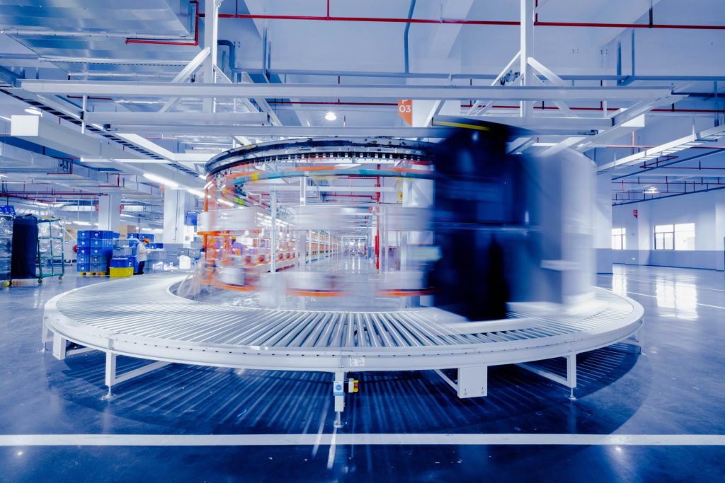un grand objet circulaire dans un grand bâtiment