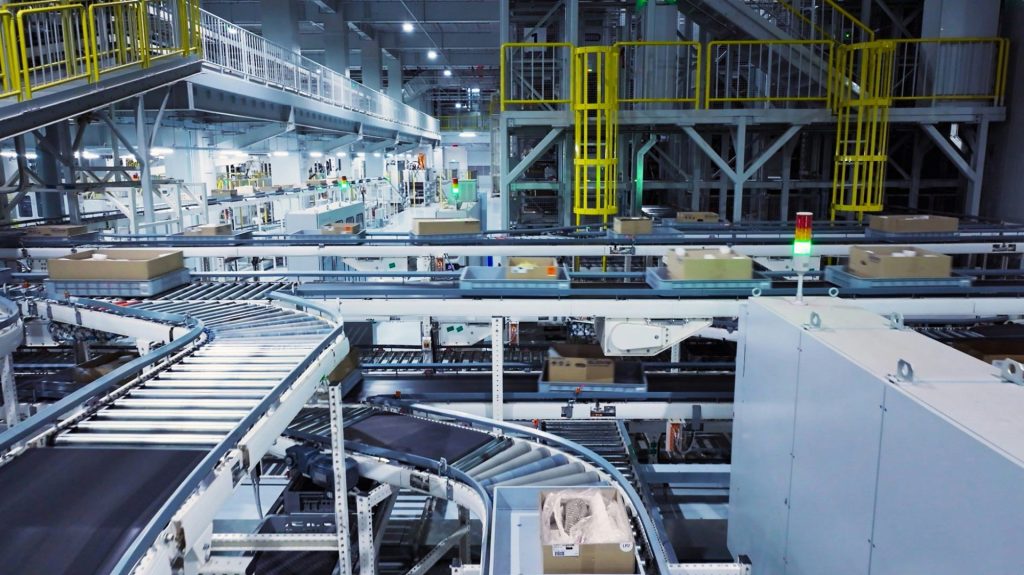 une usine remplie de machines et de boîtes